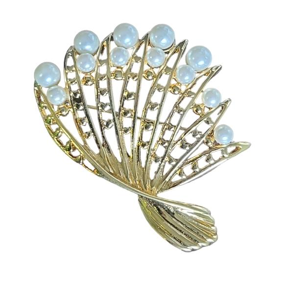 None Jewelry - Vintage gold tone fan shaped pearl brooch